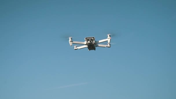 Weiße Drohne Fliegt Auf Dem Hintergrund Der Natur Drohne Hängt — Stockvideo