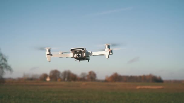 White Drone Vliegt Achtergrond Van Natuur Drone Opknoping Air Flying — Stockvideo