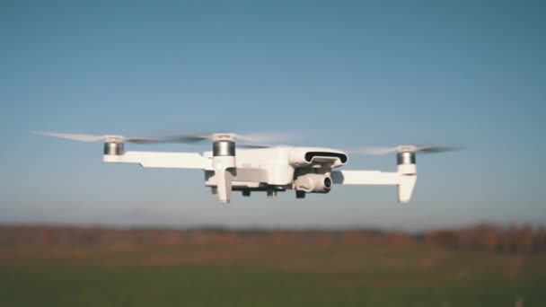 Bílý Dron Létání Pozadí Přírody Dron Visí Vzduchovém Letadle Dron — Stock video