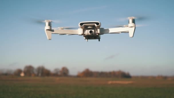 White Drone Vliegt Achtergrond Van Natuur Drone Opknoping Air Flying — Stockvideo