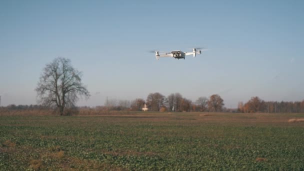 Bílý Dron Létání Pozadí Přírody Dron Visí Vzduchu Létající Vrtulník — Stock video