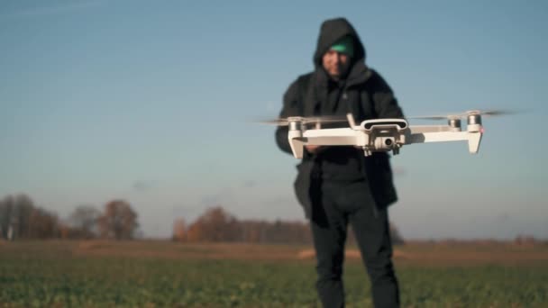 Weiße Drohne Fliegt Auf Dem Hintergrund Der Natur Drohne Hängt — Stockvideo