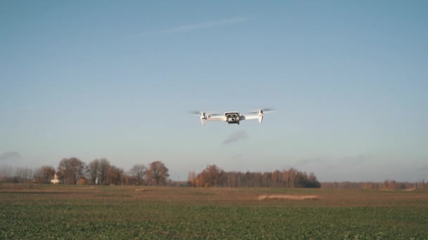 Weiße Drohne Fliegt Auf Dem Hintergrund Der Natur Drohne Hängt — Stockvideo