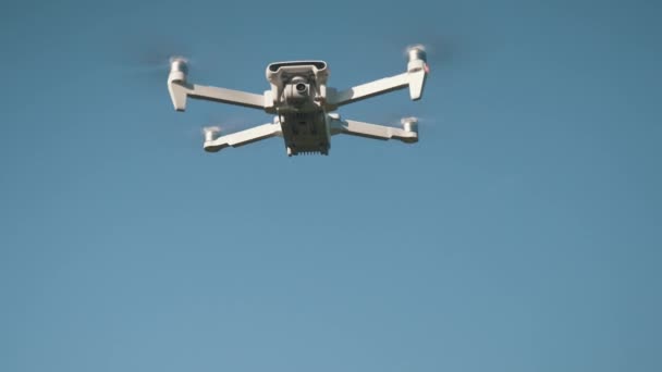 Biały Dron Latający Tle Natury Dron Wiszący Samolocie Zdalnego Sterowania — Wideo stockowe