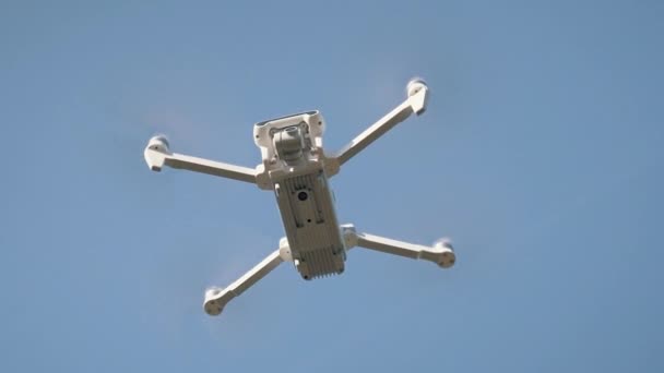 Drone Blanc Volant Sur Fond Nature Drone Suspendu Dans Hélicoptère — Video