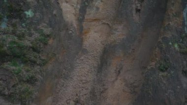 Erglu Kayalıkları ve Gauja Nehri Cesis, Letonya Büyük Manzarası. Gauja Ulusal Parkı 'ndaki Sonbahar Manzarası Kızıl Kayalar Taş Kayalıkları ve Nehir. Stedicam Dolly 4K 'yı vurdu.
