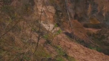 Erglu Kayalıkları ve Gauja Nehri Cesis, Letonya Büyük Manzarası. Gauja Ulusal Parkı 'ndaki Sonbahar Manzarası Kızıl Kayalar Taş Kayalıkları ve Nehir. Stedicam Dolly 4K 'yı vurdu.