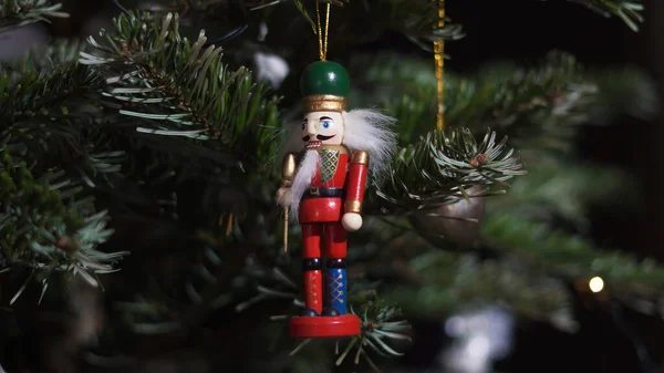 Dekoration Toy Nutcracker Julgran Nötknäpparsoldat Julgran Med Suddig Bakgrund Vacker — Stockfoto