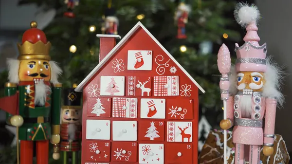 Houten Boom Adventskalender Voor Een Echte Kerstboom Versierde Notenkraker Soldaat — Stockfoto