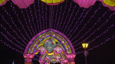 Pakruojis Malikanesi, Litvanya - 8 Ocak 2022: Fener Heykelleri Harikalar Diyarı 'nın Dokunuşunu Getirdi, Bir İllüzyon ve Sihir Dünyası, Birkaç Büyük İpek Heykeli Büyüleyici Karakterinde Milyonlarca Ampul.