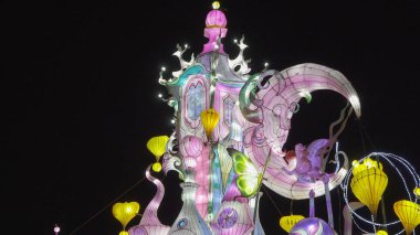 Pakruojis Malikanesi, Litvanya - 8 Ocak 2022: Fener Heykelleri Harikalar Diyarı 'nın Dokunuşunu Getirdi, Bir İllüzyon ve Sihir Dünyası, Birkaç Büyük İpek Heykeli Büyüleyici Karakterinde Milyonlarca Ampul.