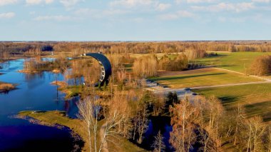 Kirkilai 'deki Modern İnşaat Gözlem Kulesi. Birzai Eldership, Panevezys County, Litvanya 'da, Sunset' te Green Nature with Pond. 4K UHD İnanılmaz Hava Dron Çekimi