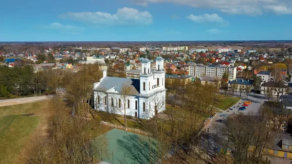 比尔扎伊城堡的空中射击 比尔扎伊城堡 位于立陶宛Irvna湖南岸的比尔扎伊城堡 阳光灿烂的春天 历史美丽的教堂和比尔扎伊市全景 — 图库照片