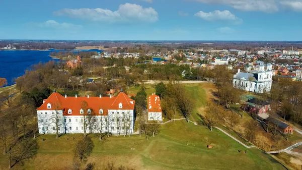 Birzai Kalesinin Hava Çekimi, Birzai Kalesi Birzai Kalesi Litvanya 'daki Irvna Gölü' nün güney kıyısında, Güneşli Bahar Günü. Tarihi Güzel Kilise ve Birzai Şehri Panoraması