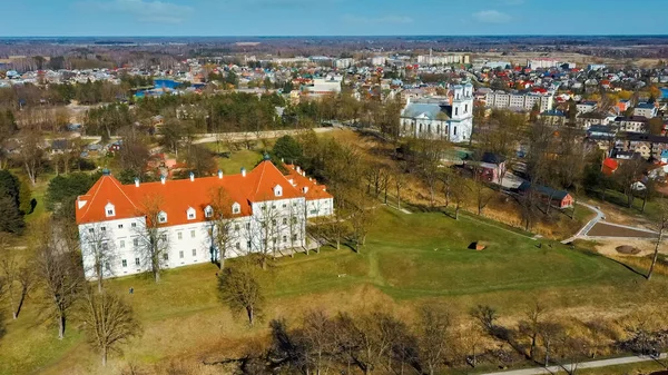 Birzai Kalesinin Hava Çekimi, Birzai Kalesi Birzai Kalesi Litvanya 'daki Irvna Gölü' nün güney kıyısında, Güneşli Bahar Günü. Tarihi Güzel Kilise ve Birzai Şehri Panoraması