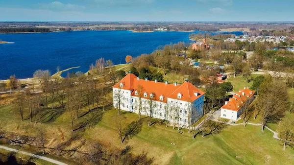 Birzai Kalesinin Hava Çekimi, Birzai Kalesi Birzai Kalesi Litvanya 'daki Irvna Gölü' nün güney kıyısında, Güneşli Bahar Günü. Tarihi Güzel Kilise ve Birzai Şehri Panoraması