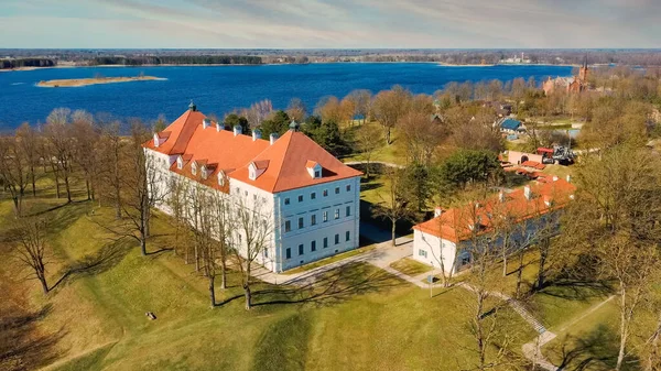 Birzai Kalesinin Hava Çekimi, Birzai Kalesi Birzai Kalesi Litvanya 'daki Irvna Gölü' nün güney kıyısında, Güneşli Bahar Günü. Tarihi Güzel Kilise ve Birzai Şehri Panoraması