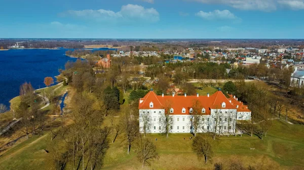 比尔扎伊城堡的空中射击 比尔扎伊城堡 位于立陶宛Irvna湖南岸的比尔扎伊城堡 阳光灿烂的春天 历史美丽的教堂和比尔扎伊市全景 — 图库照片