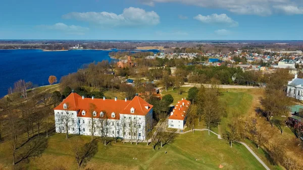 Birzai Kalesinin Hava Çekimi, Birzai Kalesi Birzai Kalesi Litvanya 'daki Irvna Gölü' nün güney kıyısında, Güneşli Bahar Günü. Tarihi Güzel Kilise ve Birzai Şehri Panoraması
