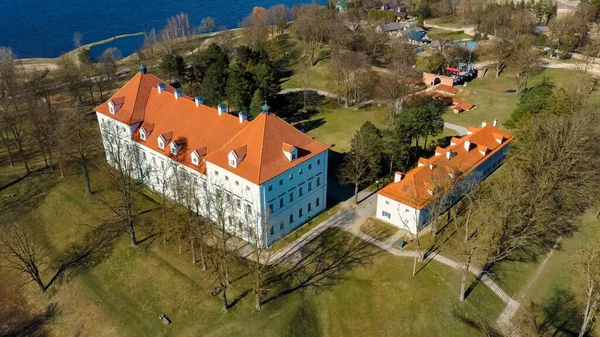 Birzai Kalesinin Hava Çekimi, Birzai Kalesi Birzai Kalesi Litvanya 'daki Irvna Gölü' nün güney kıyısında, Güneşli Bahar Günü. Tarihi Güzel Kilise ve Birzai Şehri Panoraması