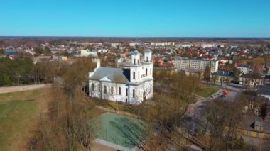 Birzai St. John Vaftizci Kilisesi 'nin Litvanya' daki Irvna Gölü 'nün güney kıyısındaki Hava Çekimi, Güneşli Bahar Günü. Birzai Şehri Panoraması