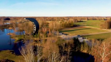 Kirkilai 'deki Modern İnşaat Gözlem Kulesi. Birzai Eldership, Panevezys County, Litvanya 'da, Sunset' te Green Nature with Pond. 4K UHD İnanılmaz Hava Dron Çekimi