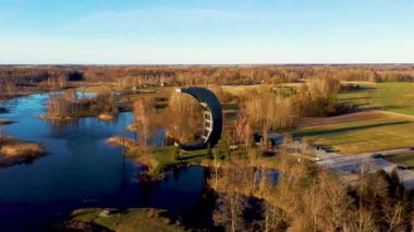 Kirkilai 'deki Modern İnşaat Gözlem Kulesi. Birzai Eldership, Panevezys County, Litvanya 'da, Sunset' te Green Nature with Pond. 4K UHD İnanılmaz Hava Dron Çekimi