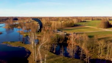 Kirkilai 'deki Modern İnşaat Gözlem Kulesi. Birzai Eldership, Panevezys County, Litvanya 'da, Sunset' te Green Nature with Pond. 4K UHD İnanılmaz Hava Dron Çekimi