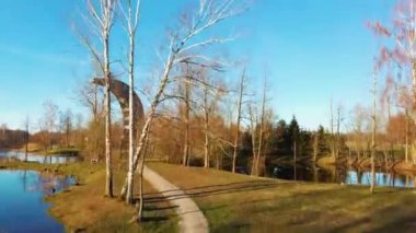 Kirkilai 'deki Modern İnşaat Gözlem Kulesi. Birzai Eldership, Panevezys County, Litvanya 'da, Sunset' te Green Nature with Pond. 4K UHD İnanılmaz Hava Dron Çekimi