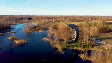 Kirkilai 'deki Modern İnşaat Gözlem Kulesi. Birzai Eldership, Panevezys County, Litvanya 'da, Sunset' te Green Nature with Pond. 4K UHD İnanılmaz Hava Dron Çekimi