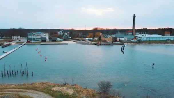 Vista Aérea Drone Corekites Kitesurfers Hydrofoiling Porto Engure Mar Báltico — Vídeo de Stock