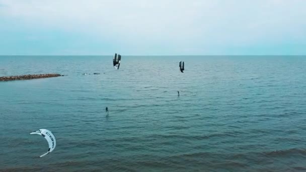 Вид Беспилотника Кайтсерфер Corekites Hydrofoiling Порту Энгуре Балтийском Море Беспилотник — стоковое видео