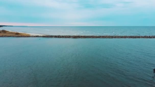 Вид Беспилотника Кайтсерфер Corekites Hydrofoiling Порту Энгуре Балтийском Море Беспилотник — стоковое видео