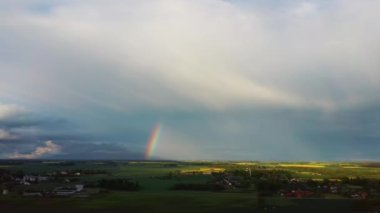 Şiddetli Bulutlar Altında Şiddetli Bulutlar Altında Şiddetli Fırtına Öncesinde, Çiçekli Kanola ile Tecavüz Alanının Üzerindeki Gökkuşağı. Tarım Manzarası Çok sayıda Sarı Kolza Tohumu Alanı. 