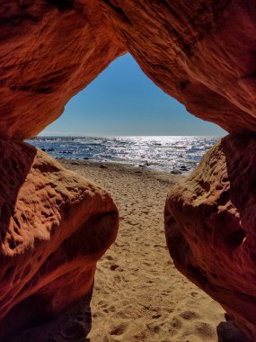 Veczemju Klintis, Veczemju Kayalıkları Baltık Denizi yakınlarında, Tuja, Letonya. Kireçtaşı ve Kum Mağaraları ile Güzel Deniz Kıyısı. Sakin, rahatlatıcı, meditasyon doğası. Romantik Akşam ve Tatil Konsepti