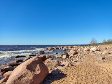 Veczemju Klintis, Veczemju Kayalıkları Baltık Denizi yakınlarında, Tuja, Letonya. Kireçtaşı ve Kum Mağaraları ile Güzel Deniz Kıyısı. Sakin, rahatlatıcı, meditasyon doğası. Romantik Akşam ve Tatil Konsepti