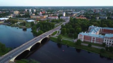 Letonya, Zemgale 'deki Jelgava City Panorama LLU Sarayı' nın hava görüntüsü. Lielupe River Bankası 'ndaki Baltık' taki en büyük Barok Style Castle. Hava Jelgava Şehri Günbatımı Görünümü.