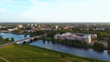 Letonya, Zemgale 'deki Jelgava City Panorama LLU Sarayı' nın hava görüntüsü. Lielupe River Bankası 'ndaki Baltık' taki en büyük Barok Style Castle. Hava Jelgava Şehri Günbatımı Görünümü.