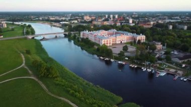 Letonya, Zemgale 'deki Jelgava City Panorama LLU Sarayı' nın hava görüntüsü. Lielupe River Bankası 'ndaki Baltık' taki en büyük Barok Style Castle. Hava Jelgava Şehri Günbatımı Görünümü.