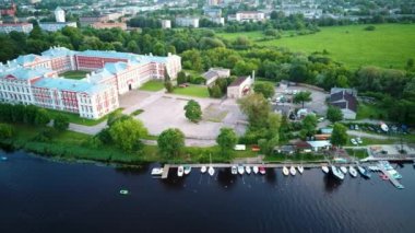Letonya, Zemgale 'deki Jelgava City Panorama LLU Sarayı' nın hava görüntüsü. Lielupe River Bankası 'ndaki Baltık' taki en büyük Barok Style Castle. Hava Jelgava Şehri Günbatımı Görünümü.
