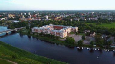 Letonya, Zemgale 'deki Jelgava City Panorama LLU Sarayı' nın hava görüntüsü. Lielupe River Bankası 'ndaki Baltık' taki en büyük Barok Style Castle. Hava Jelgava Şehri Günbatımı Görünümü.