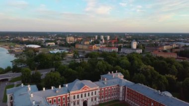 Letonya, Zemgale 'deki Jelgava City Panorama LLU Sarayı' nın hava görüntüsü. Lielupe River Bankası 'ndaki Baltık' taki en büyük Barok Style Castle. Hava Jelgava Şehri Günbatımı Görünümü.