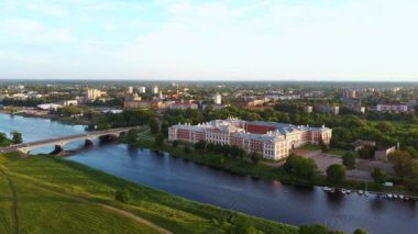Letonya, Zemgale 'deki Jelgava City Panorama LLU Sarayı' nın hava görüntüsü. Lielupe River Bankası 'ndaki Baltık' taki en büyük Barok Style Castle. Hava Jelgava Şehri Günbatımı Görünümü.
