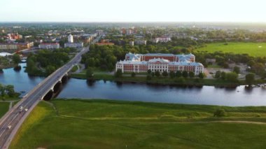 Letonya, Zemgale 'deki Jelgava City Panorama LLU Sarayı' nın hava görüntüsü. Lielupe River Bankası 'ndaki Baltık' taki en büyük Barok Style Castle. Hava Jelgava Şehri Günbatımı Görünümü.