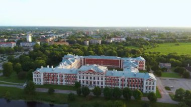 Letonya, Zemgale 'deki Jelgava City Panorama LLU Sarayı' nın hava görüntüsü. Lielupe River Bankası 'ndaki Baltık' taki en büyük Barok Style Castle. Hava Jelgava Şehri Günbatımı Görünümü.