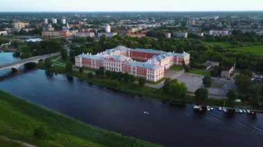 Letonya, Zemgale 'deki Jelgava City Panorama LLU Sarayı' nın hava görüntüsü. Lielupe River Bankası 'ndaki Baltık' taki en büyük Barok Style Castle. Hava Jelgava Şehri Günbatımı Görünümü.
