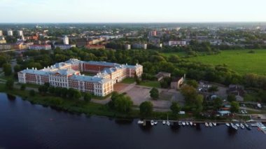 Letonya, Zemgale 'deki Jelgava City Panorama LLU Sarayı' nın hava görüntüsü. Lielupe River Bankası 'ndaki Baltık' taki en büyük Barok Style Castle. Hava Jelgava Şehri Günbatımı Görünümü.