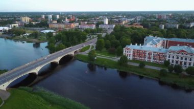 Letonya, Zemgale 'deki Jelgava City Panorama LLU Sarayı' nın hava görüntüsü. Lielupe River Bankası 'ndaki Baltık' taki en büyük Barok Style Castle. Hava Jelgava Şehri Günbatımı Görünümü.