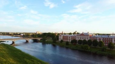Letonya, Zemgale 'deki Jelgava City Panorama LLU Sarayı' nın hava görüntüsü. Lielupe River Bankası 'ndaki Baltık' taki en büyük Barok Style Castle. Hava Jelgava Şehri Günbatımı Görünümü.