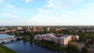 Letonya, Zemgale 'deki Jelgava City Panorama LLU Sarayı' nın hava görüntüsü. Lielupe River Bankası 'ndaki Baltık' taki en büyük Barok Style Castle. Hava Jelgava Şehri Günbatımı Görünümü.